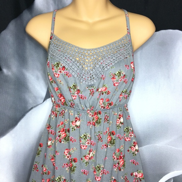 Fitted Floral Crochet Accent Top - Picture 3 of 4